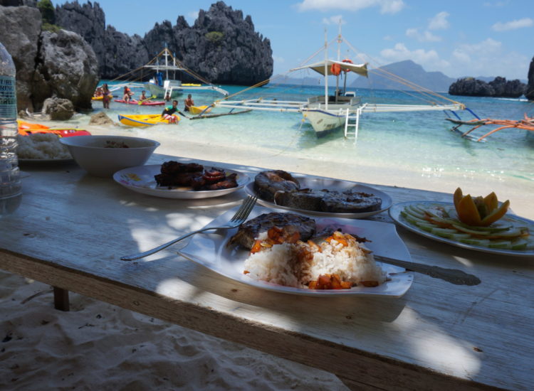 Repas sur la plage small lagoon - Palawan - Philippines