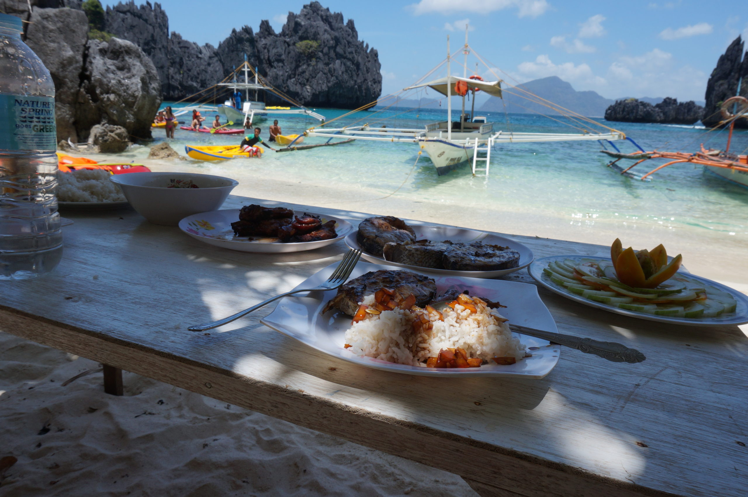 Repas sur la plage small lagoon - Palawan - Philippines