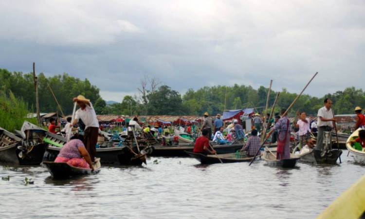 Marché itinérant - Lac Inle - Birmanie
