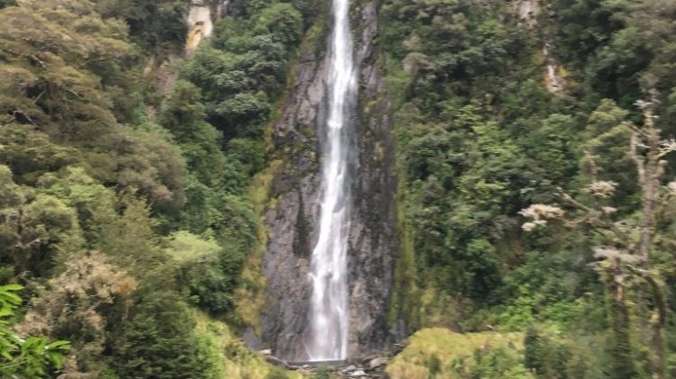 Cascade sur la route des glaciers