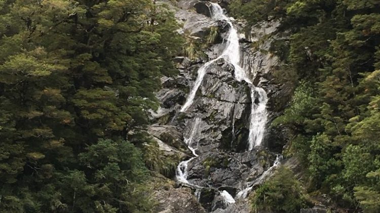 Cascade sur la route des glaciers