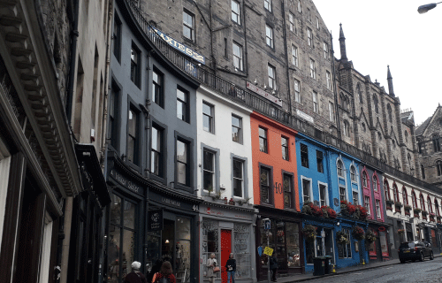 Edimbourg_Ecosse : rue avec des maisons colorées