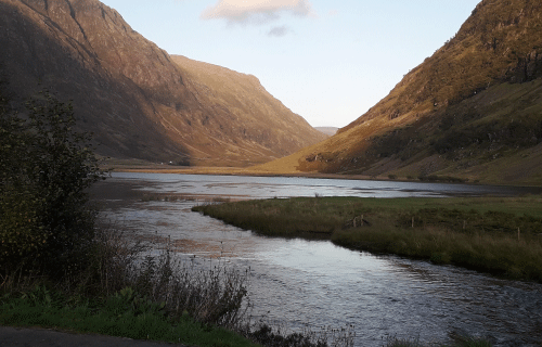 Glencoe-Ecosse : paysage sauvage avec un loch en serpentin