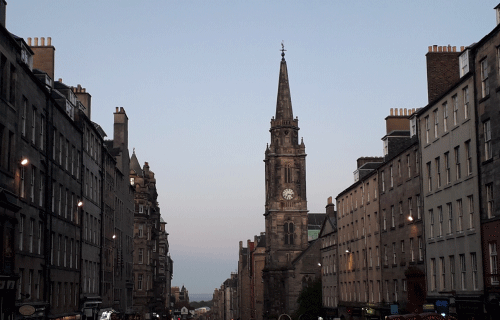 Edimbourg_Ecosse : vieille ville avec église